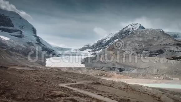 阴天4k拍摄的巨大雪覆盖山峰的奇妙景观视频的预览图