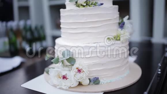 美丽的婚礼蛋糕展示在桌子上客人在后台跳舞视频的预览图