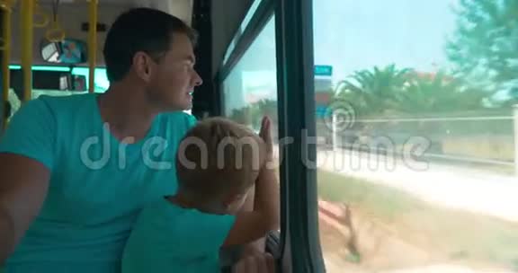 在佩雷亚市乘坐公共汽车的希腊正在走向父子视频的预览图