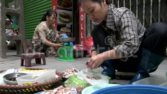 越南河内街头割虾的女人视频的预览图