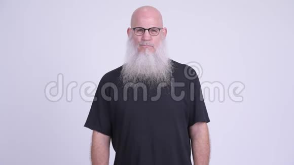 戴眼镜双臂交叉的成熟秃头男人视频的预览图