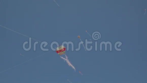 风筝在天空中4K视频的预览图