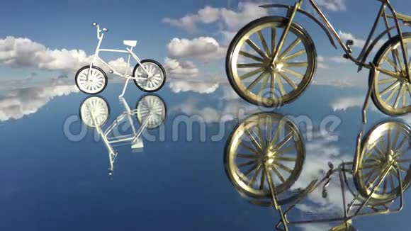 自行车模型玩具在镜子和云的运动时间流逝视频的预览图