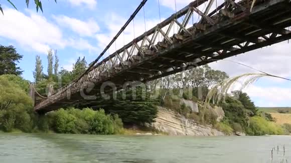 克里夫登吊桥视频的预览图