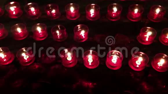 教堂中的烛光祝愿蜡烛宗教概念视频的预览图