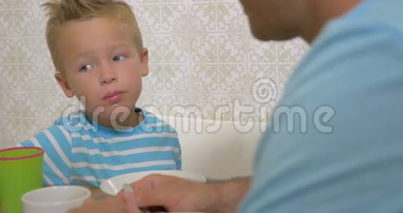 小男孩和他爸爸一起吃饭他们说些什么视频的预览图