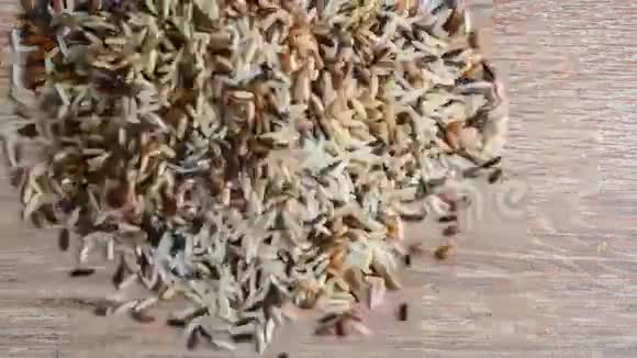 停止运动视频不同品种的混合稻分为五条视频的预览图