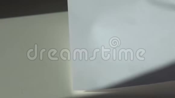 纸刷子和一罐蓝色丙烯酸水粉颜料在塔布上视频的预览图