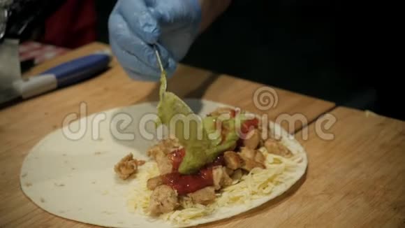 女街头小贩把番茄酱放在户外的玉米卷里墨西哥美食小吃商业快餐视频的预览图