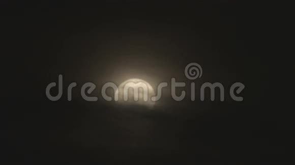 云后夜圆月视频的预览图