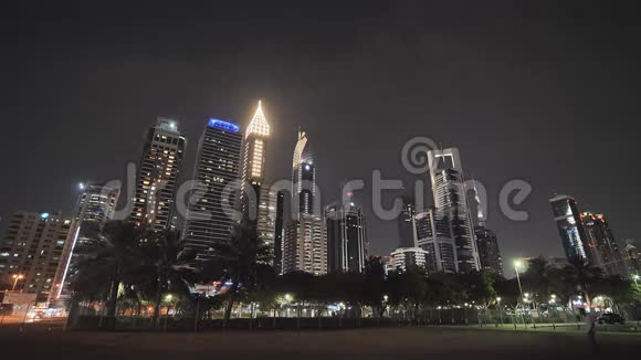 夜城的街道和迪拜的摩天大楼视频的预览图