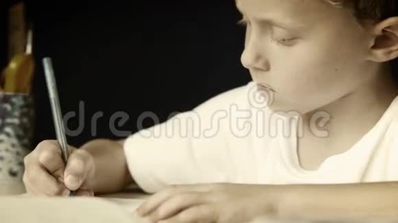 小男孩勤奋地写作业黑白风格视频的预览图