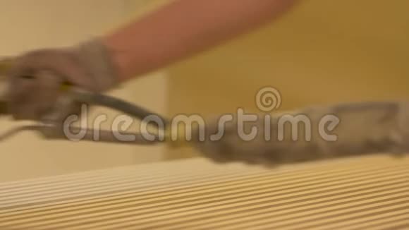 工人用手喷油涂中密度纤维板视频的预览图
