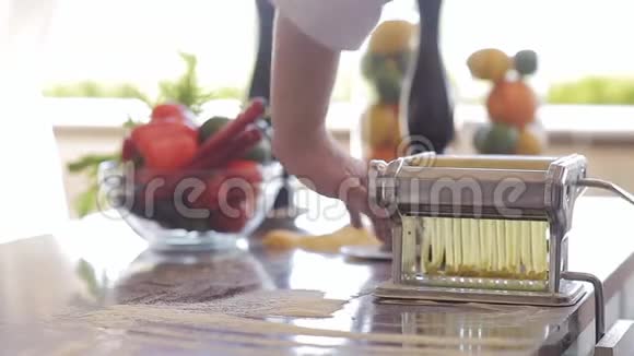 厨师用面食机做新鲜面食用面食机做新鲜面食用面食机做许多新鲜的面食视频的预览图