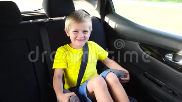 可爱的孩子上车视频的预览图