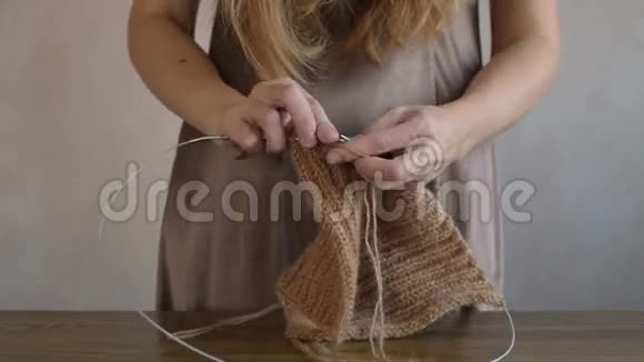 穿着睡衣编织的女人视频的预览图