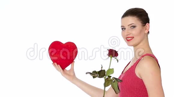 红口红的女人捧着玫瑰红心视频的预览图