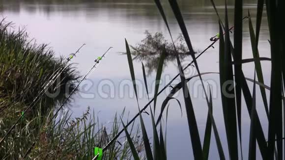 鱼竿和鱼线在移动水的背景下视频的预览图