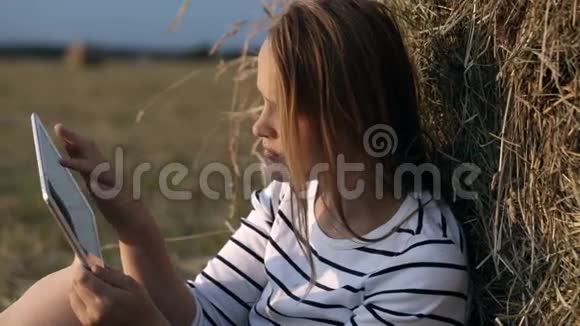 农村带触摸垫的年轻女子视频的预览图