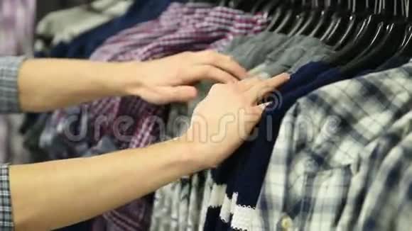 男人在零售店里穿西装视频的预览图