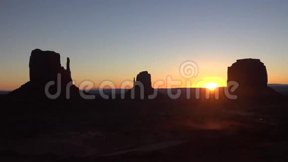 科罗拉多高原纳瓦霍部落公园纪念碑山谷的石岩山悬崖上4k视野中的温暖傍晚日落视频的预览图