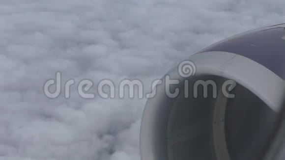 倾斜的飞机引擎视图视频的预览图