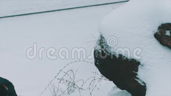 一个极端的人在爬雪的山坡上视频的预览图