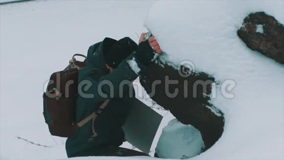 极端徒步旅行者爬山边被雪覆盖视频的预览图