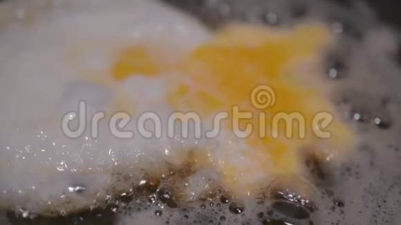 一个鸡蛋在煎锅中缓慢运动的高清宏镜头视频的预览图
