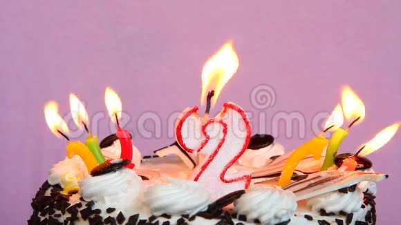 2岁生日快乐背景为粉色的蛋糕和蜡烛视频的预览图