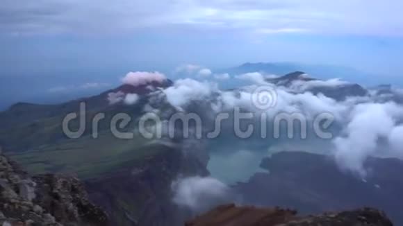 在印度尼西亚的Rinjani巨大的山脉景观上蓝天白云上令人惊叹的空中4k景观视频的预览图