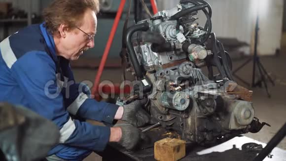 汽车发动机的修理修理工从事电机发动机的修理视频的预览图