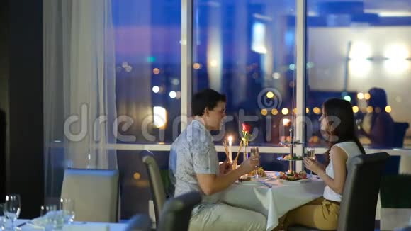 咖啡馆里的浪漫情侣视频的预览图