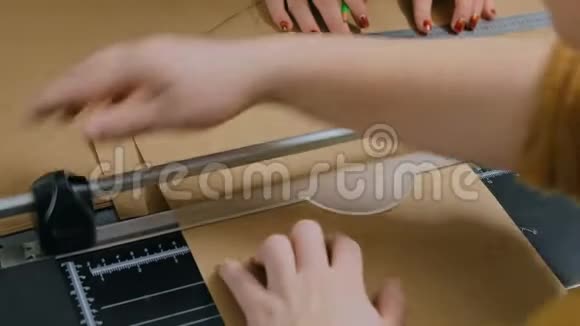 女人用纸刀断头台视频的预览图