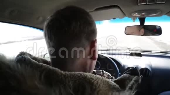 酒鬼开车时喝白兰地的司机视频的预览图