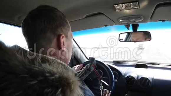 酒鬼开车时喝白兰地的司机视频的预览图