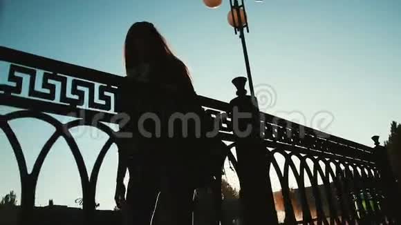 灿烂阳光面前的一个女孩的剪影视频的预览图