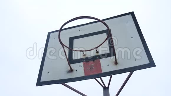 旧的木制护盾上的篮球环上面有破旧的油漆视频的预览图