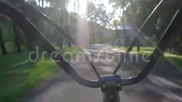 手推车和沥青路视频的预览图