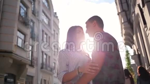 一对拥抱城市建筑背景的情侣视频的预览图
