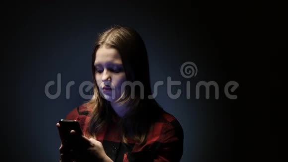 愤怒的青少年在她的手机智能手机上聊天4UHDK视频的预览图