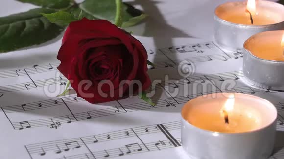蜡烛点燃玫瑰花配音乐音符视频的预览图