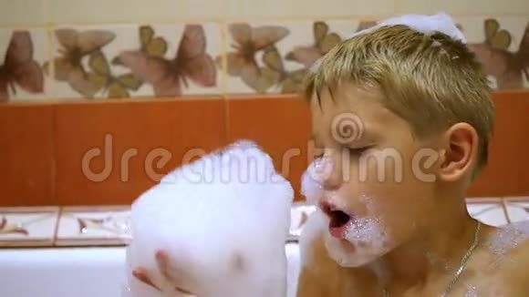 孩子们在浴缸里玩泡沫视频的预览图