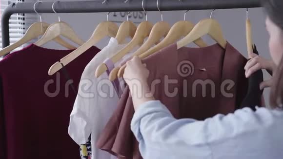 亚洲女人买衣服购物者在服装店里看铁路上的衣服视频的预览图
