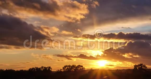 日落时分蓬松的卷卷云和夕阳视频的预览图