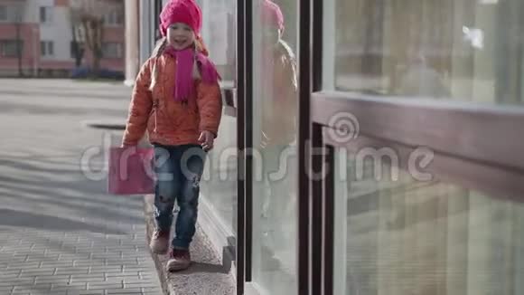 一个小女孩穿过城市视频的预览图