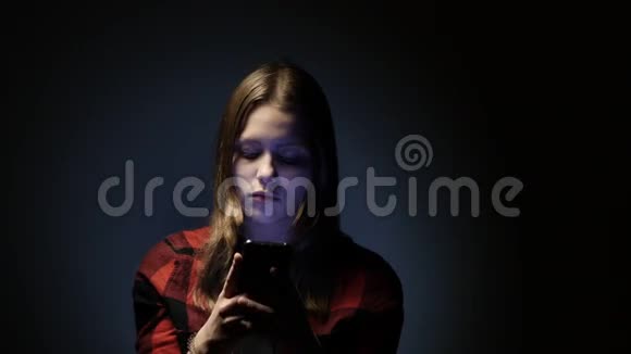 愤怒的青少年在她的手机智能手机上聊天4UHDK视频的预览图
