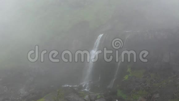 热带丛林中的寂寞瀑布在4k的印度尼西亚林贾尼的多云雾天气中高海拔的登山山中视频的预览图