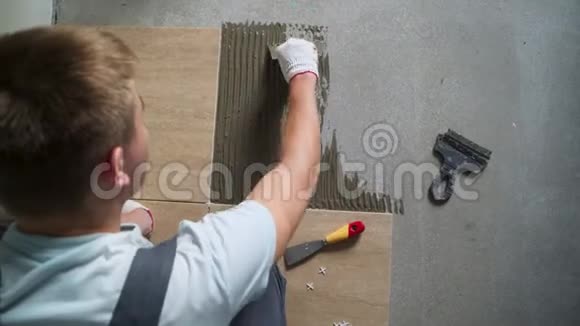 安装瓷砖测量和切割碎片视频的预览图
