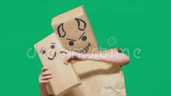 情感概念手势一个头上戴着一个包裹的人身上画着一个表情魔鬼狡猾幸灾乐祸戏剧视频的预览图